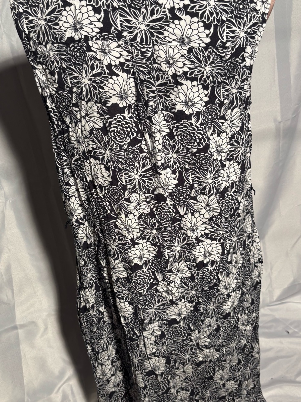 Talbots midi dress Women’s Black & White Floral Sleeveless V-Neck maxi dress - Picture 2 of 3